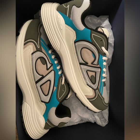 Color Blue/Khaki size 44 or a 10 in US size basically brand new no damages - Picture 2 of 3